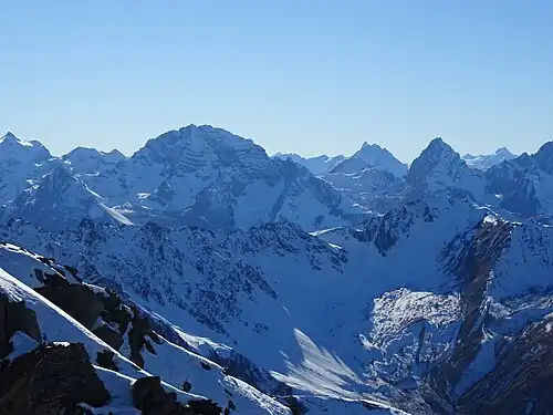 Blick nach Südwesten zu den Bergüner Stöcken (v. l. n. r. Piz Ela, Piz Forbesch und Tinzenhorn).