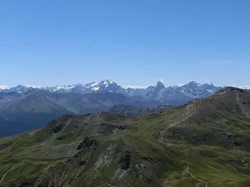 Blick nach Südwesten zu den Bergüner Stöcken (v. l. n. r. Piz Ela, Tinzenhorn und Piz Mitgel).