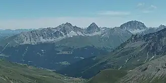 Bergüner Stöcke mit Piz Mitgel, Tinzenhorn und Piz Ela (v. l. n. r.), aufgenommen vom Piz Alv
