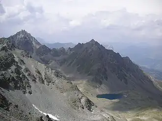 Bergkastelspitze (rechts) von Osten, davor einer der Goldseen