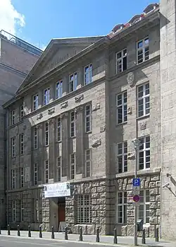 Der Name des Kleisthauses in Berlin-Mitte, Mauerstraße 53 erinnert an den Dichter, der von 1810 bis 1811 im Vorgängerbau wohnte.