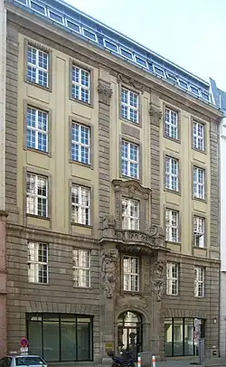 Ehemaliger Sitz des Verlags in der Taubenstr. 10, fünfstöckig, geprägt von einer Fassade mit großen vier mal vier Fensterkassetten