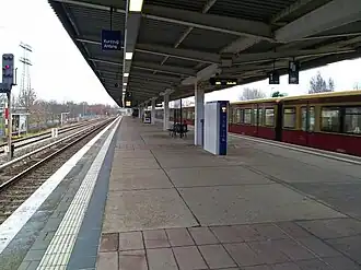 Bahnsteigkante am Gleis Marzahn – Springpfuhl, 2012