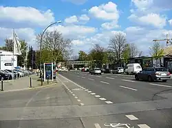 Im Hintergrund ein Teil der Hauptstraßenbrücke