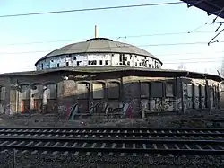 Stillgelegter Rundlokschuppen neben dem Bahnhof