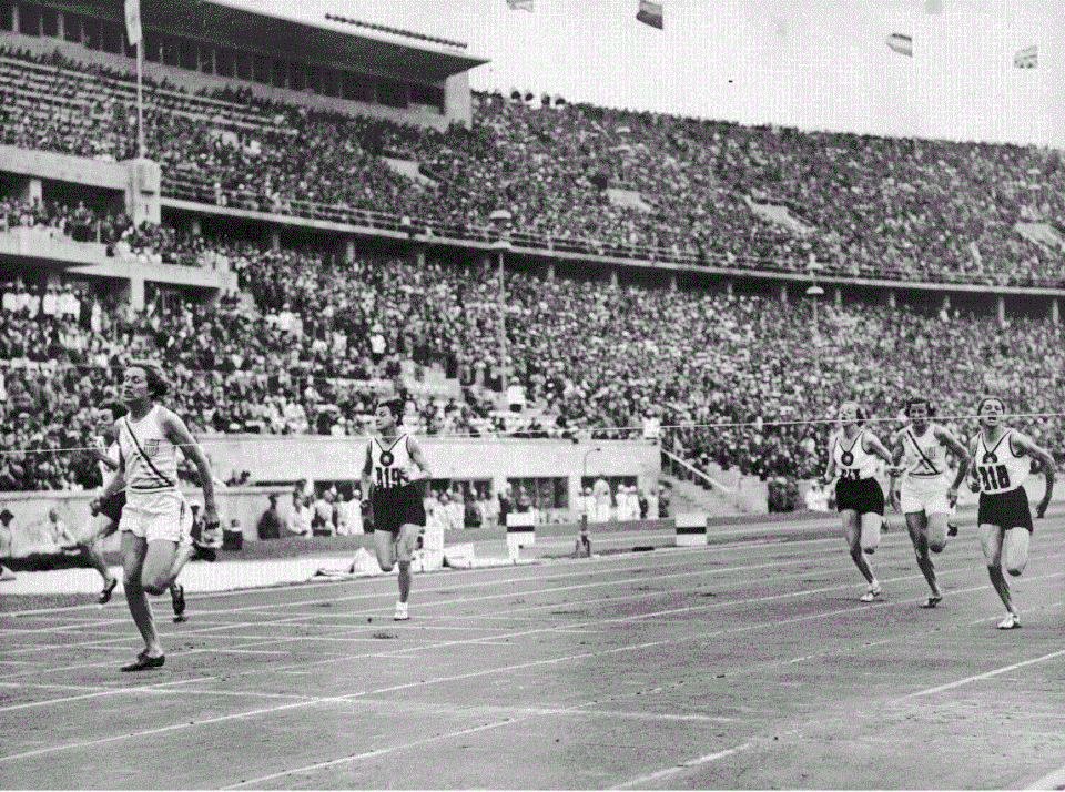 Finaleinlauf über 100 Meter (v. l. n. r.): Stanisława Walasiewicz (etwas verdeckt), Helen Stephens, Käthe Krauß, Emmy Albus, Annette Rogers, Marie Dollinger