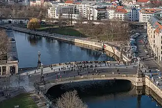 Friedrichsbrücke mit James-Simon-Park im Hintergrund