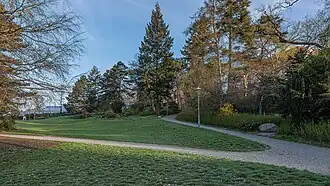 Fichtenberg: der Ruth-Andreas-Friedrich-Park und links im Hintergrund der Botanische Garten