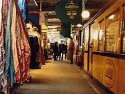 Nollendorfplatz 1983: Flohmarkt auf dem stillgelegten Bahnsteig der Hochbahnstation
