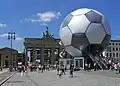 Der Fußball-Globus vor dem Brandenburger Tor in Berlin