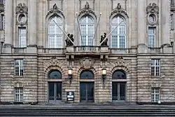 Im Film treffen Timm Thaler und Baron Lefuet bei einem Pfer­de­ren­nen erstmals auf­ein­ander. Ge­dreht wurden die Aufnahmen an den Galopprennbahnen in Halle und in Hoppegarten (li.) Aus dem Berliner Kammergericht (re.) wurde im Film ein Grand Hotel