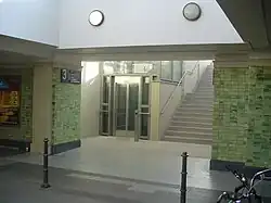 Aufgang zum 2006 neu ge­bau­ten Regio­nal­bahn­steig, 2006