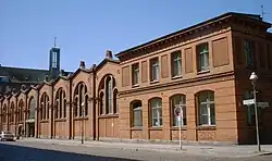 Markthalle X, Fassade an der Jonasstraße