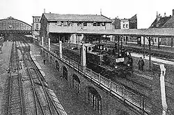 Ring- und Vorortbahnsteig nach Abschluss des Umbaus, 1901. Der Ringbahnsteig befindet sich in der Bildmitte, der Vorortbahnsteig am rechten Bildrand.