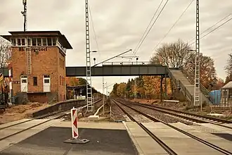 Blick auf Bahnsteig und Stellwerk (2018)