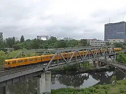 Achtteilige, 100 Meter lange Vierfachtraktion aus Doppeltriebwagen der Baureihe A3 der U-Bahn Berlin (diverse Hersteller)