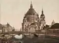 Berliner Dom mit Denkmalskirche, davor die Friedrichsbrücke, im Hintergrund das Schloss, um 1900
