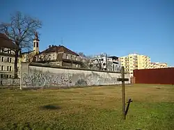 Mauerrest im abgeräumten Teil des Friedhofs