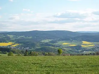 Blick von Bernsbach zu Morgenleithe (links) und Auersberg (rechts)
