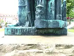 Künstlerinschrift an der Bronzeplinthe, datiert 1893