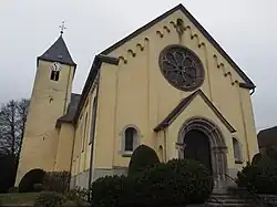 Kirche (Teile zwischen 1150 und 1200 erbaut) mit romanischem Westturm