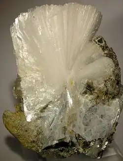 Garbenförmiges Mineral-Aggregat aus tafeligen Bertranditkristallen aus dem Golconda-Pegmatit bei Governador Valadares, Brasilien (Größe: 5,3 cm × 4,1 cm × 2,7 cm)