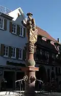Marktplatz: Brunnenfigur mit badischem Wappen