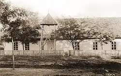 Bessarabiendeutsches Bethaus in Hannowka mit separatem Glockenturm, etwa 1940