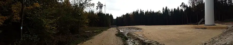 An vielen Stellen, wie hier bei Dinkelsbühl, wird der Charakter des Wanderwegs zunehmend durch die Errichtung von Windkraftanlagen verändert. Links die Wegmarkierung. Der Wanderweg geht dann direkt durch die durch Eisabwurf bedrohte Zone einer Windkraftanlage.