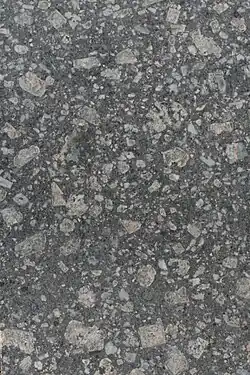 Geschliffene Steinoberfläche (Beuchaer Granitporphyr), (Muster ca. 25 × 15 cm)