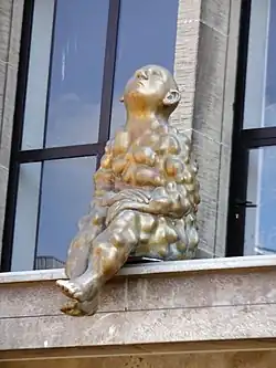 Beulenmann von Paloma Varga Weisz auf dem Vordach (2019)