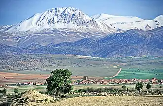 Majestätisch erhebt sich das über 3000 m hohe Massiv der Bey Dağlari über der Gölova innerhalb der Senke von Elmalı.