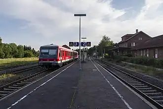 Bahnhofsgebäude und Gleisanlage (2017) vor dem Umbau