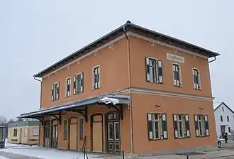 Empfangsgebäude während der Sanierung (März 2018)