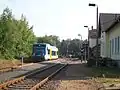 Triebwagen der Freiberger Eisenbahn beim Halt im Bahnhof (2016)
