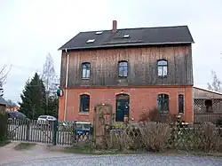 Bahnhof Jahnsdorf, ehem. Empfangsgebäude, Straßenansicht (2016)