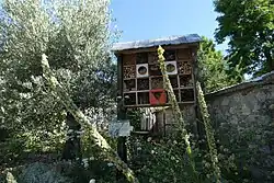 Das Bienenhotel als naturnaher Teil des Gartens