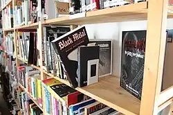 Ein Bücherregal im Archiv der Jugendkulturen.