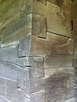 Gezapfte Eckverbindung, Teile beidseits der Ecke in Höhe gegeneinander versetzt