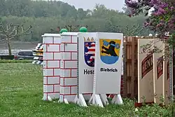 Hölzerne Fangständer mit senkrechten Metallschienen mit Löchern für die Auflagen