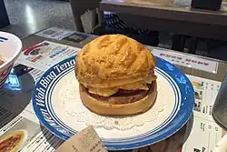 Mit Frühstücksfleisch, Ei und Tomate