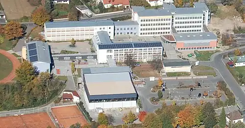 Doktor-Eisenbarth-Grundschule (links) und Mittelschule (rechts)