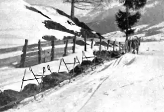 Sechs Krankentrageschlitten gezogen durch ein Pferd