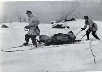 Krankentrageschlitten unterwegs im Gelände