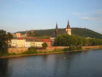 Blick über die Nahe auf Bingen am Rhein mit Basilika St. Martin, Burg Klopp und dem Rochusberg im Hintergrund