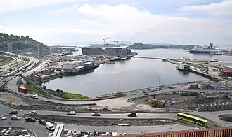 Foto einer Bucht umgeben von Straßen und Baustellen