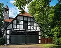 Das Nebengebäude ist in typischem niedersächsischen Fachwerk erstellt worden