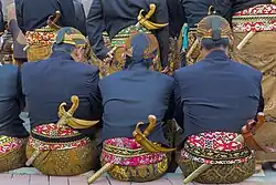 Zeremonienteilnehmer in traditioneller javanischer Kleidung