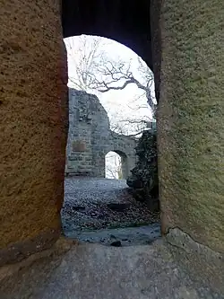 Blick durch Palas-Fenster auf das Eingangstor in der Westwand