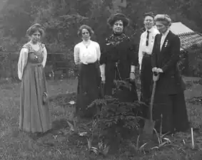 Annie Kenney, Kitty Kenney, Florence Haig, Mary Blathwayt und Marion Wallace-Dunlop im Garten des Eagle House, 1911